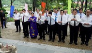 Chủ tịch nước Võ Văn Thưởng dâng hương tưởng niệm các Anh hùng liệt sĩ tại Nghĩa trang Hàng Dương