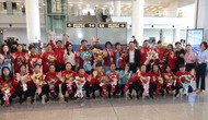 Đội tuyển nữ Việt Nam về nước trong sự chào đón nồng ấm của người hâm mộ