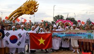 Đoàn diễu hành chào mừng Lễ hội Việt Nam – Hàn Quốc rực rỡ bên sông Hàn