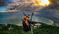 Đến Đà Nẵng du khách thử trải nghiệm bay dù lượn tại bán đảo Sơn Trà