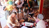 Du khách quốc tế thích thú khi trải nghiệm không gian tết Việt