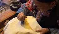 Nghệ thuật vẽ sáp ong trên vải lanh độc đáo của người Mông