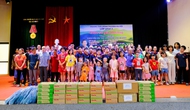 Học sinh Trường Đoàn Thị Điểm thăm tặng quà những người có hoàn cảnh khó khăn và tàn tật