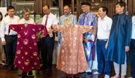 Trao tặng hai chiếc áo dài của thân mẫu vua Bảo Đại cho Trung tâm Bảo tồn Di tích Cố đô Huế