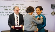 TS Ngô Phương Lan được trao tặng Huân chương Văn học và Nghệ thuật bậc sĩ quan của Pháp