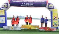 Tặng Bằng khen cho các HLV, VĐV đạt thành tích xuất sắc