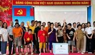 Tặng quà các nạn nhân nhiễm chất độc da cam