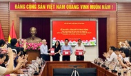 Tặng, giới thiệu và hướng dẫn sử dụng Cẩm nang về phân cấp, phân định thẩm quyền cho UBND cấp xã trong lĩnh vực văn hóa, thể thao và du lịch