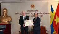 Trao Kỷ niệm chương tặng đạo diễn Thụy Điển thực hiện phim 'Victory Vietnam'