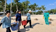 Hình ảnh đẹp: Hàng trăm người dân và du khách cùng làm sạch bãi biển Phú Quốc mùa gió chướng