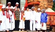 Thứ trưởng Hồ Anh Tuấn chúc mừng đồng bào dân tộc Chăm tại Ninh Thuận vui hội Katê