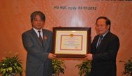 Trao tặng Kỷ niệm chương Vì sự nghiệp VHTTDL cho ông Honna Tetsuji
