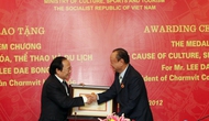 Trao kỷ niệm chương cho Chủ tịch tập đoàn Charmvit Hàn Quốc