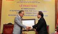 Trao kỷ niệm chương vì sự nghiệp VHTTDL cho Đại sứ Nhật Bản tại Việt Nam