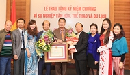 Trao Kỷ niệm chương cho Giám đốc Công ty Văn hóa và Đầu tư Hàn Quốc-Việt Nam