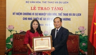 Trao tặng Kỷ niệm chương “Vì sự nghiệp VHTTDL” cho Nhà thiết kế áo dài Lan Hương
