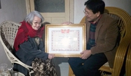 Thứ trưởng Vương Duy Biên thăm và trao danh hiệu NSND cho nghệ sỹ Tuệ Minh