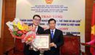 Trao tặng kỉ niệm chương cho Chủ tịch Tập đoàn CJ Việt Nam