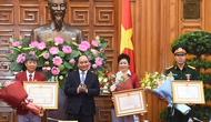 Thủ tướng Chính phủ chúc mừng và trao Huân chương Lao động hạng Nhất cho xạ thủ Hoàng Xuân Vinh