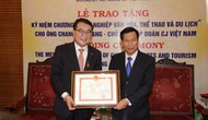 Tặng Kỷ niệm chương Vì sự nghiệp VHTTDL cho Hiệu trưởng Trường Học viện thể dục thể thao Thượng Hải