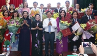Bộ trưởng Nguyễn Ngọc Thiện trao giấy chứng nhận cho GS, PGS đạt chuẩn năm 2017