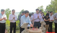 Bộ trưởng Nguyễn Ngọc Thiện dâng hương tại mộ Đại tướng Võ Nguyên Giáp và các anh hùng Liệt sỹ