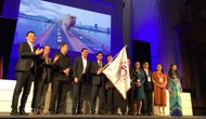 Trao cờ đăng cai tổ chức Liên hoan Nghệ thuật biểu diễn thế giới lần thứ nhất cho T.p Đà Nẵng