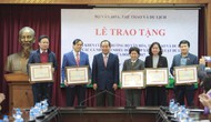 Trao bằng khen của Bộ trưởng VHTTDL cho 21 cá nhân đóng góp tích cực vào Luật Du lịch