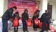 Trao quà cùng người nghèo ăn Tết tại tỉnh Lai Châu