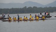 Hàng vạn du khách đến xem Hội đua thuyền ngày xuân trên đầm Trà Ổ