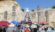 Du khách tưng bừng về dự hội chùa Ông Núi, Bình Định