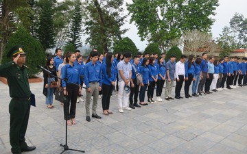 Đoàn thanh niên Bộ VHTTDL dâng hương tại Khu Tưởng niệm các anh hùng liệt sĩ Pò Hèn
