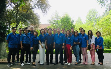 Đoàn Thanh niên Bộ VHTTDL dâng hương tưởng niệm Bác Hồ
