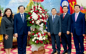 Thứ trưởng Bộ Văn hóa, Thể thao và Du lịch Tạ Quang Đông chúc mừng Quốc khánh CHDCND Lào