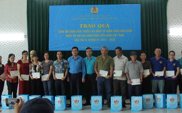 Trao quà, thăm hỏi đoàn viên, người lao động có hoàn cảnh khó khăn thuộc Công đoàn Bộ VHTTDL