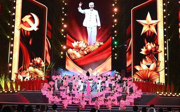 Chương trình nghệ thuật mừng Đại hội đại biểu Đảng bộ Thành phố Hồ Chí Minh “Dưới ánh sáng quang vinh”