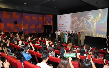 Khán giả hào hứng tham dự chương trình chiếu Phim "Mưa Đỏ" tại Liên hoan Phim Việt Nam lần thứ XXIV