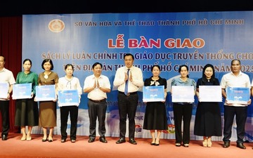 TP.Hồ Chí Minh trao tặng hơn 10.000 bản sách lý luận, chính trị, giáo dục truyền thống cho cơ sở