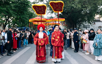 Rực rỡ đoàn rước Việt phục “Bách Hoa Hỷ Sự” tại không gian phố đi bộ Hồ Hoàn Kiếm