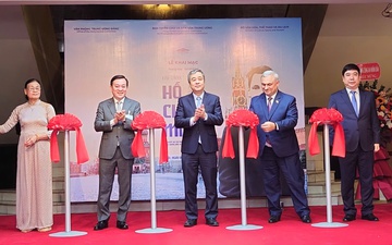 Khai mạc trưng bày chuyên đề "Dấu chân Hồ Chí Minh trên quê hương Cách mạng tháng Mười"