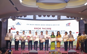 Chủ tịch UBND tỉnh Lào Cai trao Bằng khen cho YeaH1 vì đóng góp phát triển du lịch qua chương trình “Gia Đình Haha”