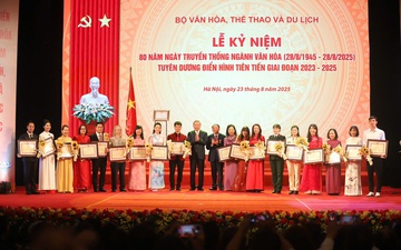 Tặng Bằng khen cho 80 cá nhân có thành tích xuất sắc tiêu biểu trong lĩnh vực Văn hóa, Thông tin, Thể thao và Du lịch