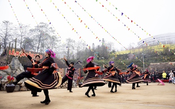 Sa Pa: Hàng nghìn du khách hào hứng "Mở cổng trời", trẩy hội Bản Mây tại Fansipan