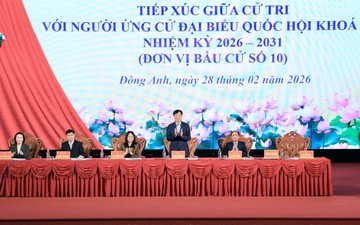 Bí thư Thành ủy Hà Nội Nguyễn Duy Ngọc, Thứ trưởng Thường trực Bộ VHTTDL Lâm Thị Phương Thanh và các ứng viên đại biểu Quốc hội tiếp xúc cử tri, vận động bầu cử