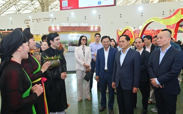 Phó Thủ tướng: Duy trì và làm phong phú các hoạt động văn hóa, nghệ thuật vùng miền tại Hội chợ Mùa Xuân