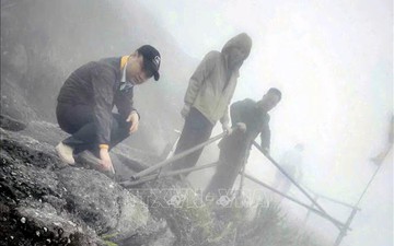 Quảng Ninh: Kịp thời gia cố lan can các khu vực nguy hiểm trên chùa Đồng - Yên Tử