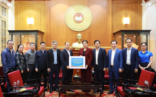 Bộ VHTTDL trao 2 tỷ đồng hỗ trợ đồng bào bị thiệt hại do bão, lũ
