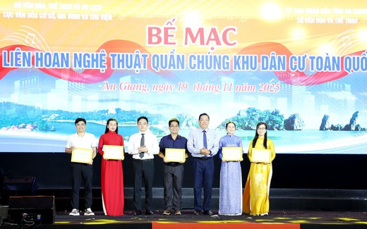 Trao giải cho các đoàn tham gia Liên hoan Nghệ thuật Quần chúng Khu dân cư toàn quốc 2025 