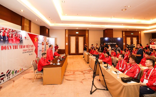 Bộ trưởng Nguyễn Văn Hùng thăm, động viên Đoàn Thể thao Việt Nam trước thềm khởi tranh SEA Games 33