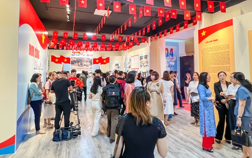 Gần 150 tài liệu, hiện vật được giới thiệu tại trưng bày  chuyên đề "Non sông liền một dải"